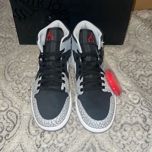 Brand new Air Jordan 1 Mid SE Size 9.5